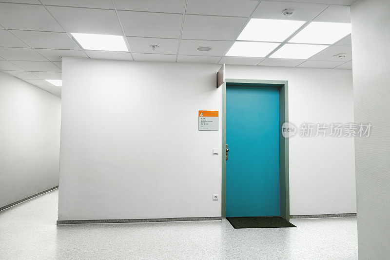 空荡荡的白色医院走廊，蓝色的门