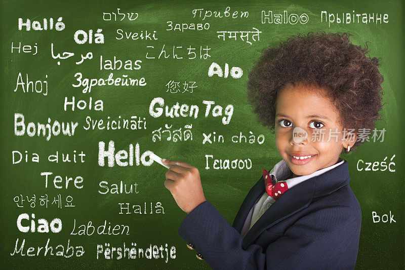 快乐的小女孩学习多国语言