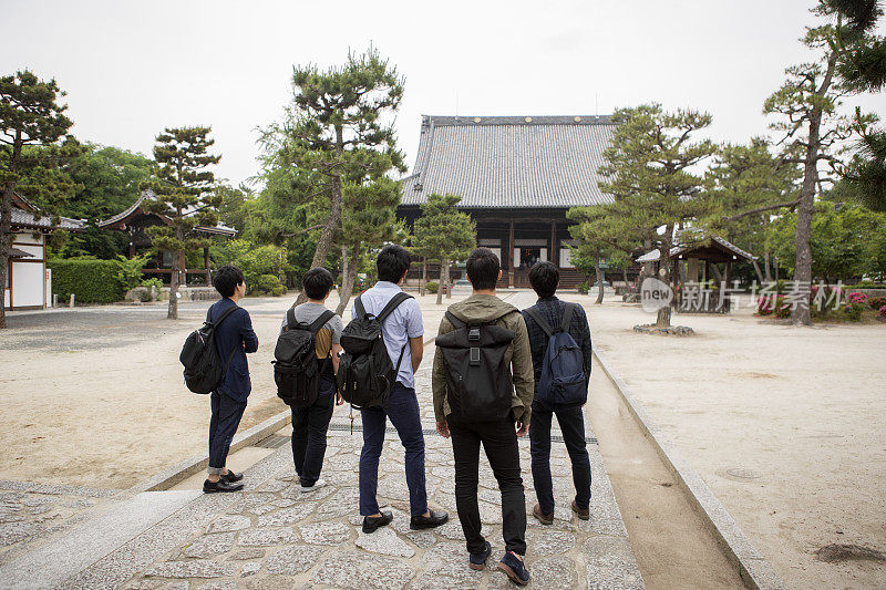 年轻的日本学生参观寺庙与朋友在日本京都