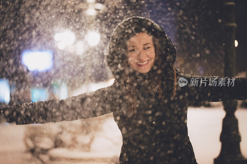 女孩享受第一场雪