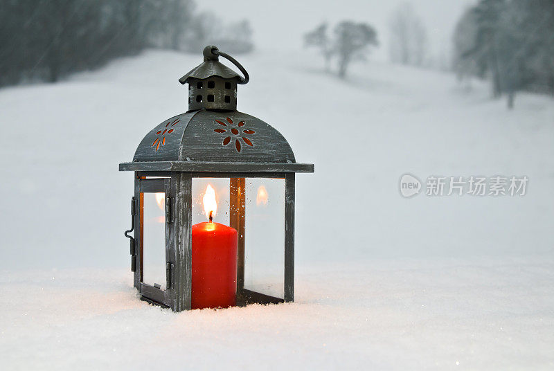 雪中的烛光灯笼