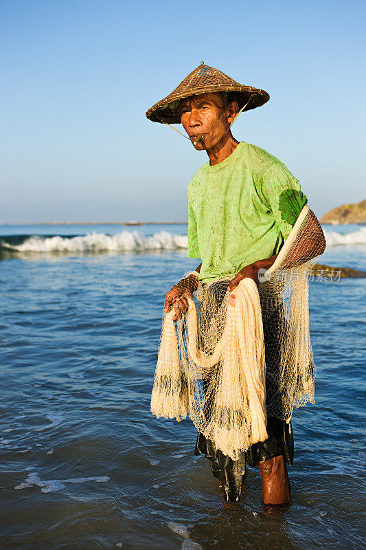缅甸渔民在Ngapali海滩上撒网