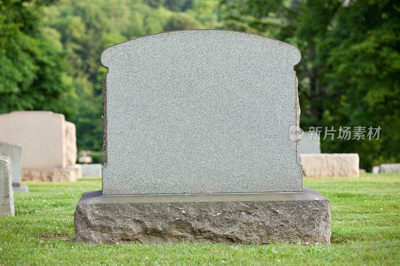 空白的墓碑