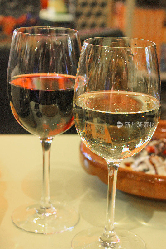 红酒和白葡萄酒与巴巴加诺什背景