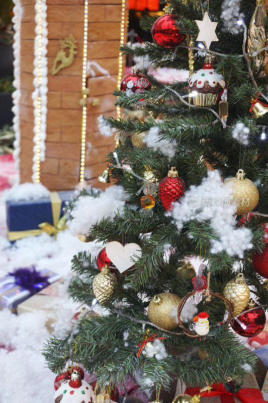 圣诞树和节日装饰品