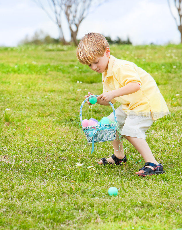 小男孩收集复活节彩蛋