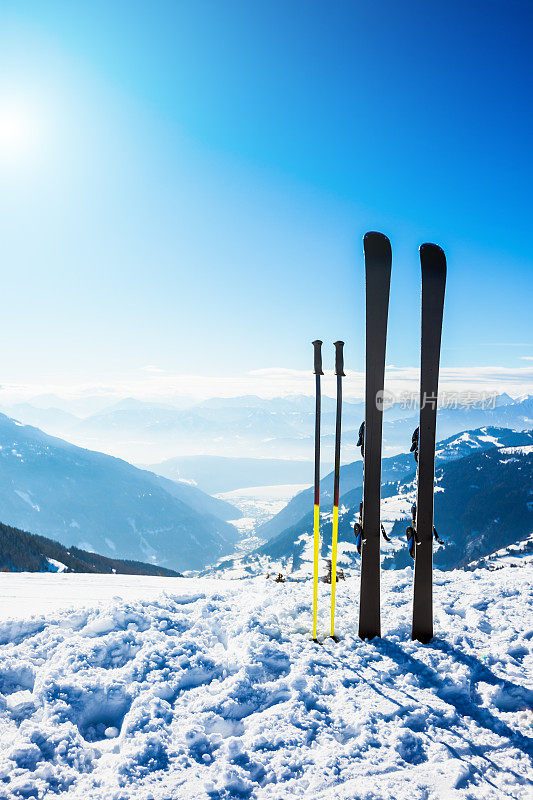 顶着太阳在斜坡上滑雪