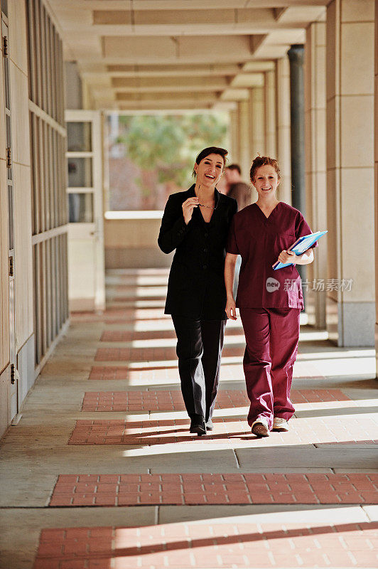 女医生和护士走过走廊