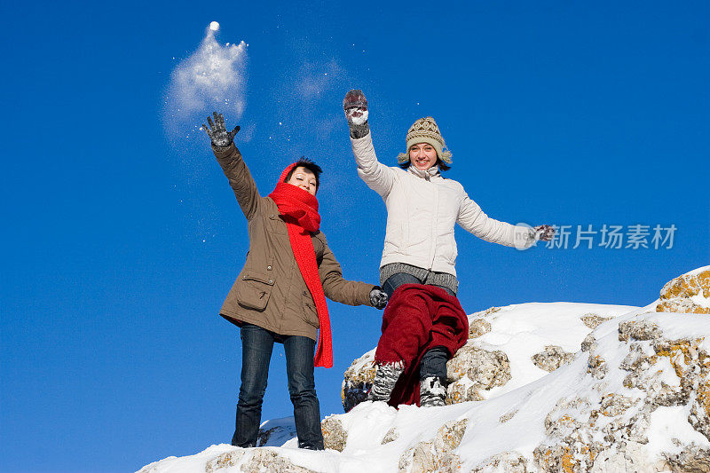 两个女人在扔雪球