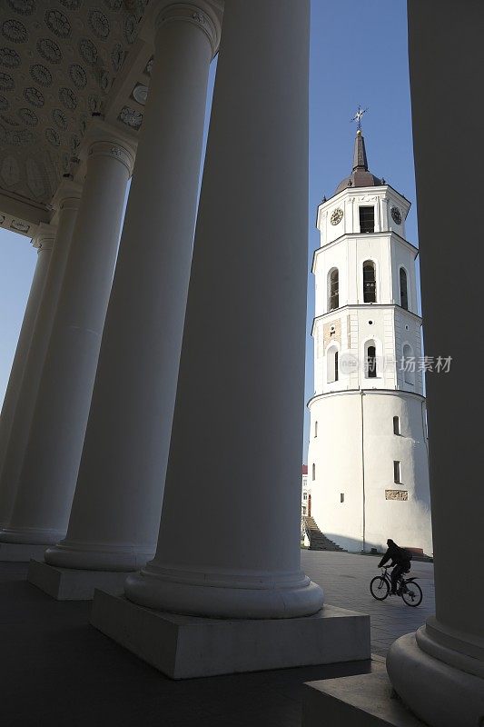 维尔纽斯大教堂圆柱和自行车，立陶宛，波罗的海