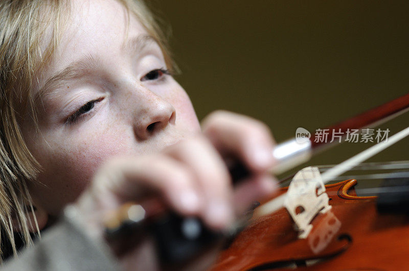 男孩在拉小提琴