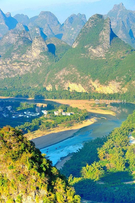 山、河流和村庄