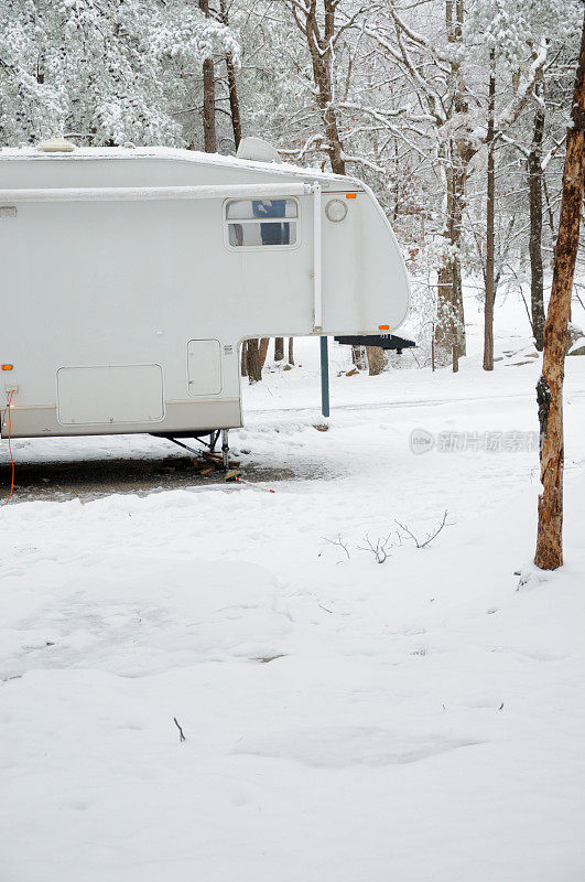 在白雪覆盖的营地里，房车的第五个轮子