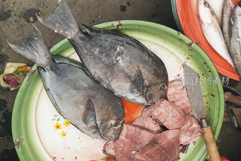 传统的印尼市场在巴厘岛出售新鲜的鱼