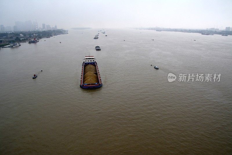 中国南京长江上运煤的船只