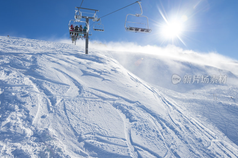 蓝天雪山缆车