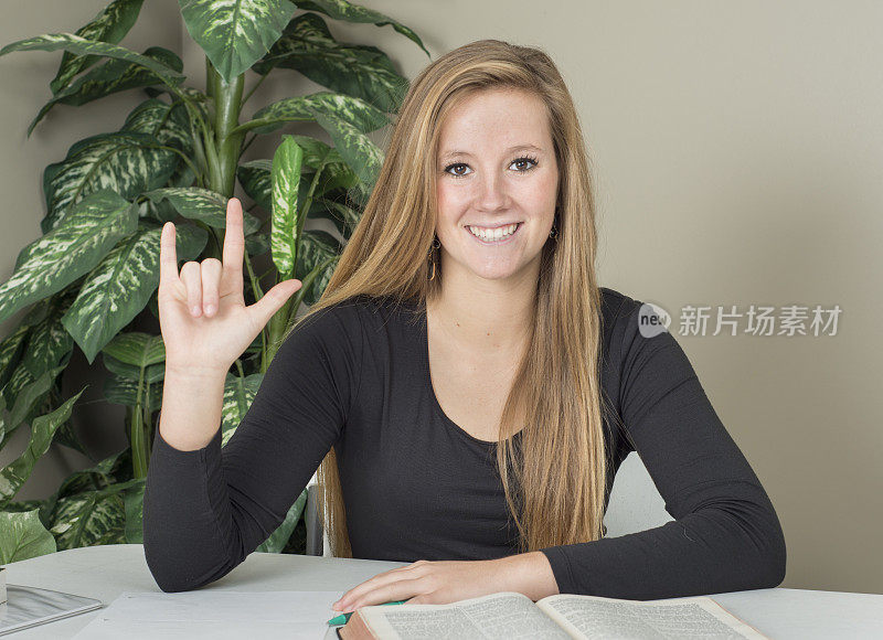 漂亮的年轻女学生签名我爱你