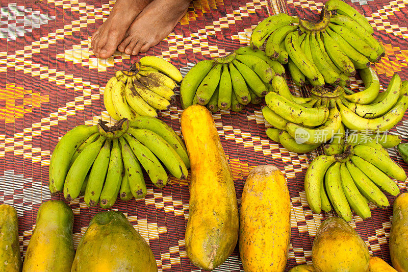 老挝:琅勃拉邦，赤脚在市场上卖香蕉