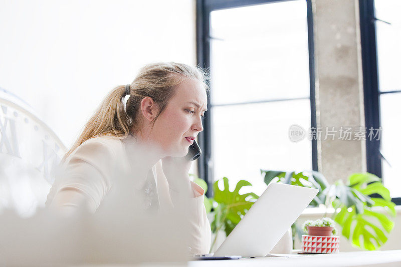 电话里的女商人