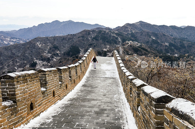 白雪覆盖的中国长城上的年轻女子