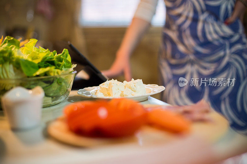 穿着围裙的女人正在准备健康的饭菜