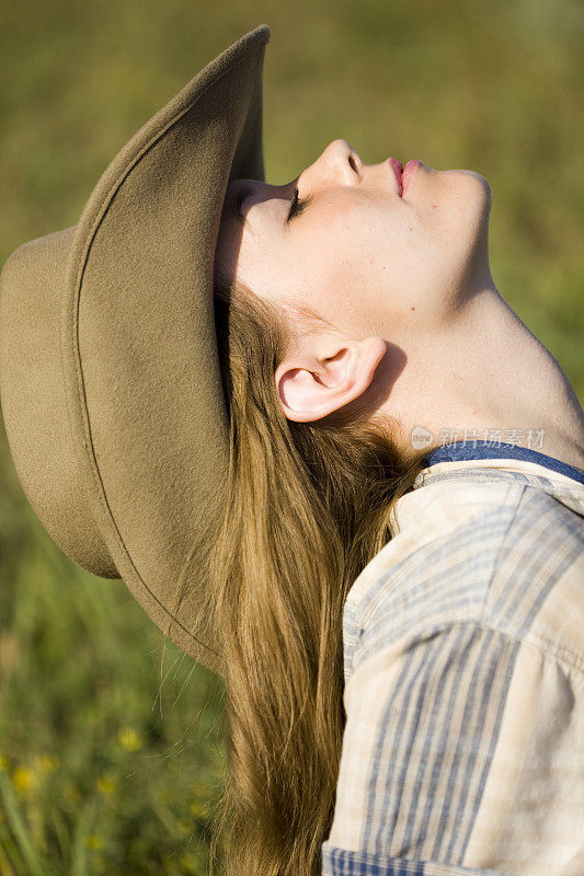 大自然中的人类:女牛仔和十加仑帽