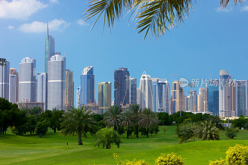 迪拜，阿联酋-朱美拉湖塔和高尔夫
