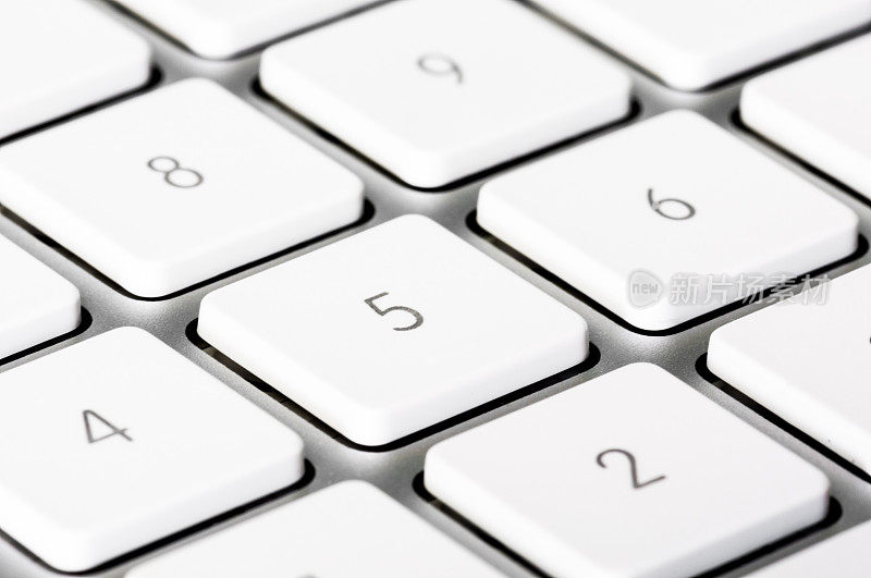 白色的电脑键盘