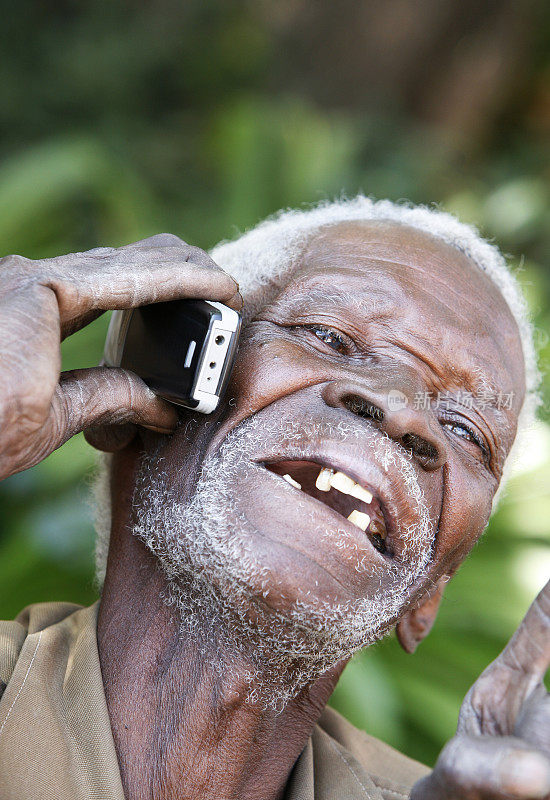 老非洲人在玩手机