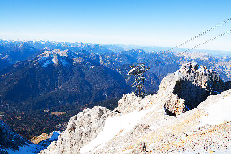 沿Zugspitze和索道前往奥地利