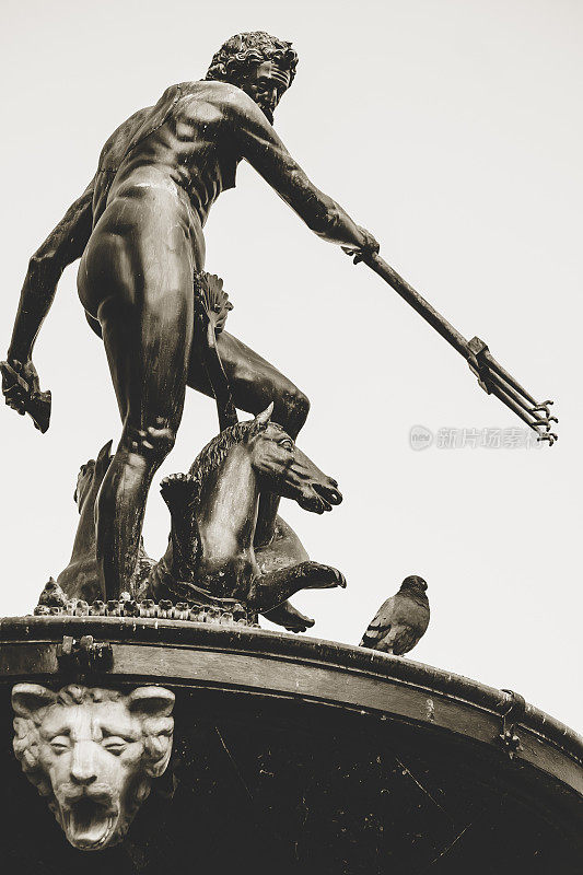 低角度拍摄的海王星雕像