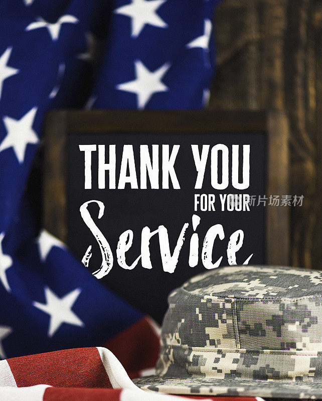感谢退伍军人。美国国旗上的美国军帽
