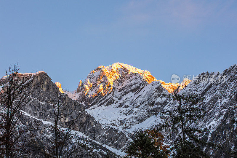 雪山映着天空