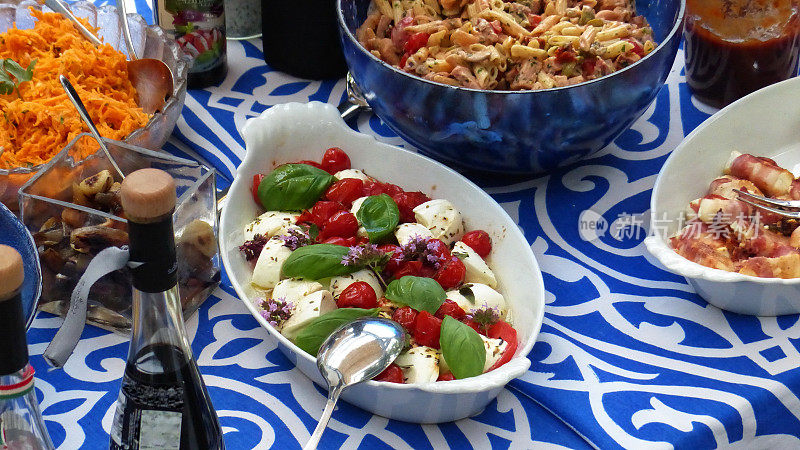 健康素食开胃菜:西红柿，马苏里拉奶酪和橄榄。
