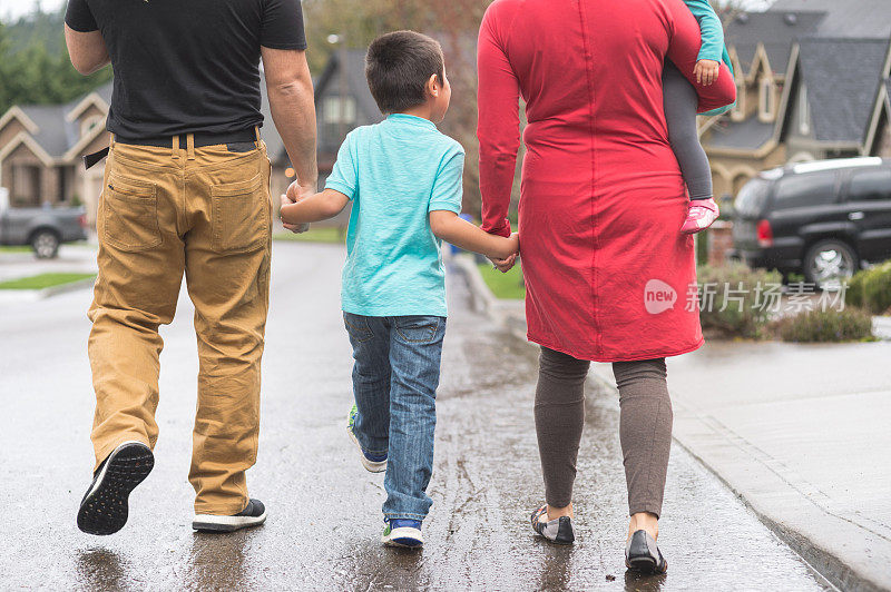 两对美国原住民父母和他们的孩子在他们的郊区社区散步