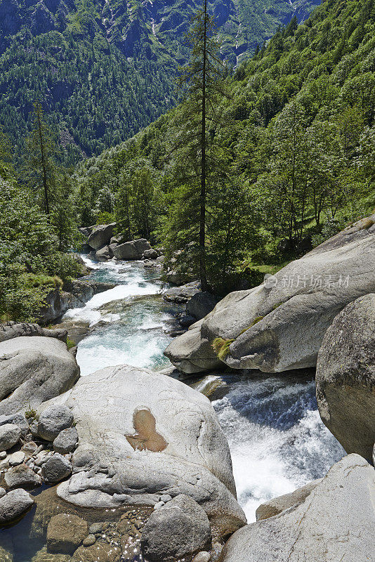 高山洪流