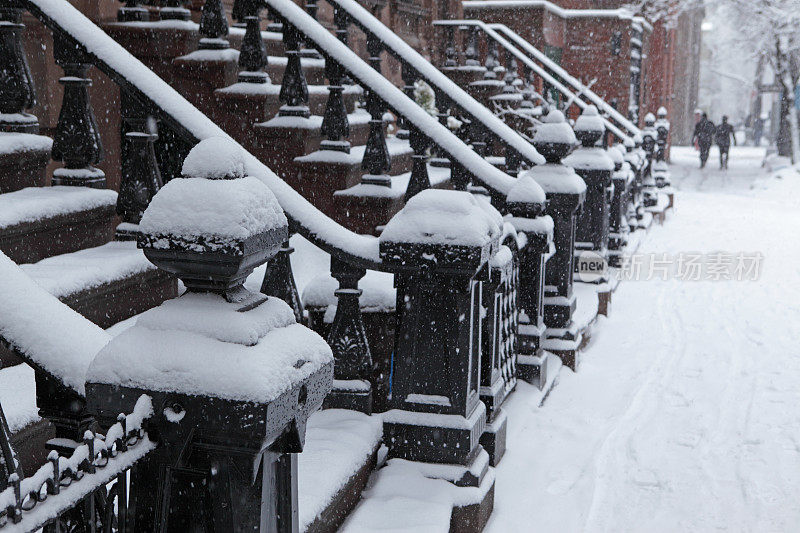 积雪覆盖了布鲁克林的联排别墅的门廊和两条人行道