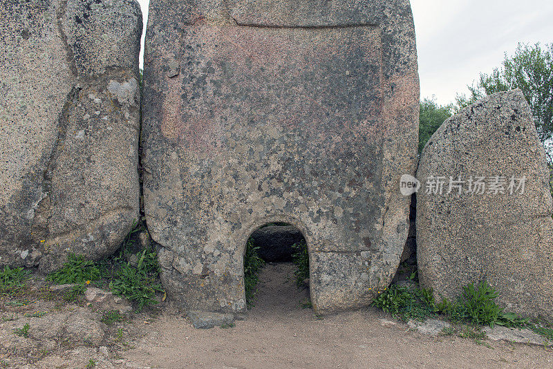 巨人墓努里奇考古综合体