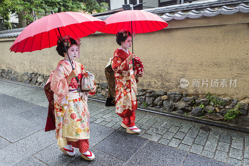 日本京都街头的传统艺妓舞妓