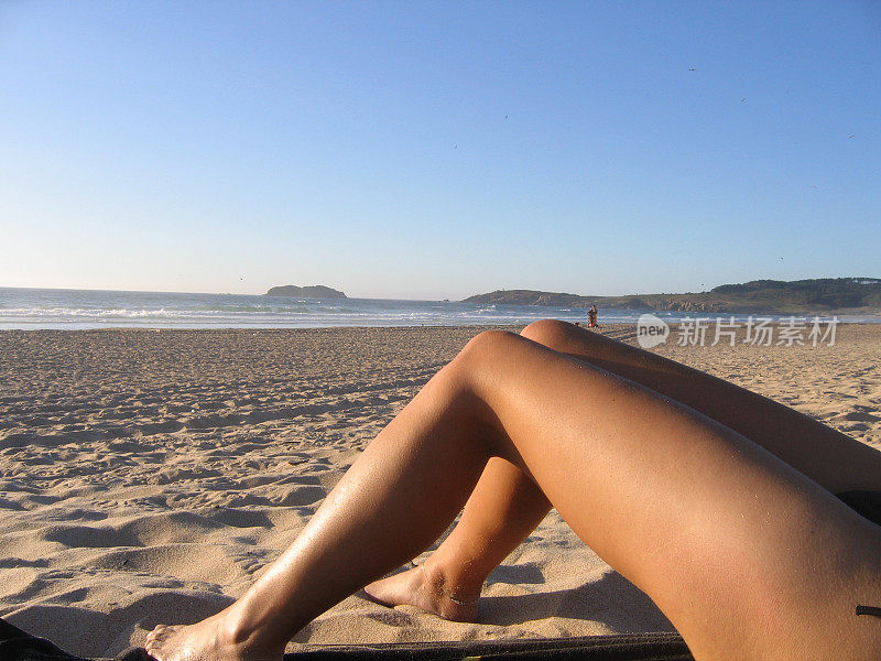 沙滩上的裸腿