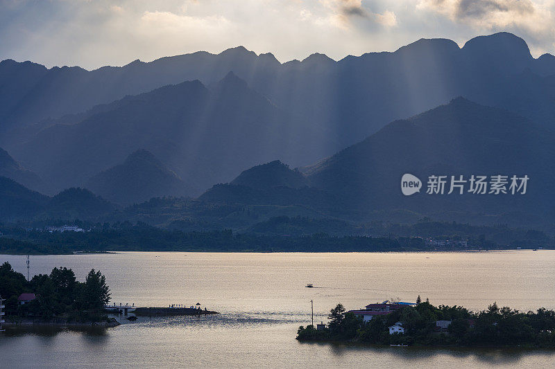 黎明时分的青石潭湖，中国桂林陵川县