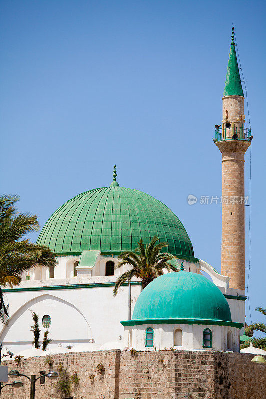 清真寺周围的墙壁在清澈的蓝天下
