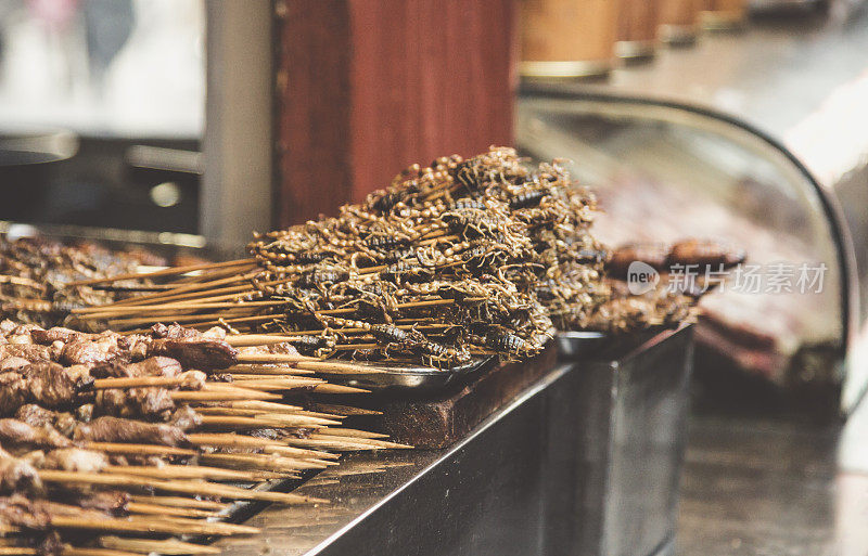 油炸蝎子作为小吃在猪排市场-北京，中国。
