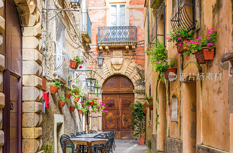 意大利波西塔诺镇的一条古老舒适的街道上，咖啡馆的桌椅