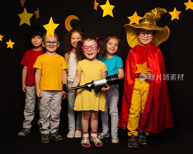 六个孩子穿着观星服，拿着望远镜