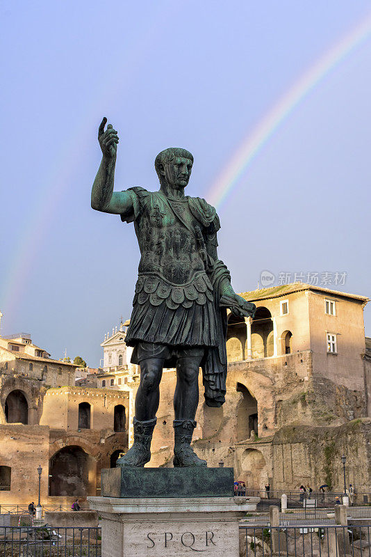 罗马彩虹凯撒大帝雕像