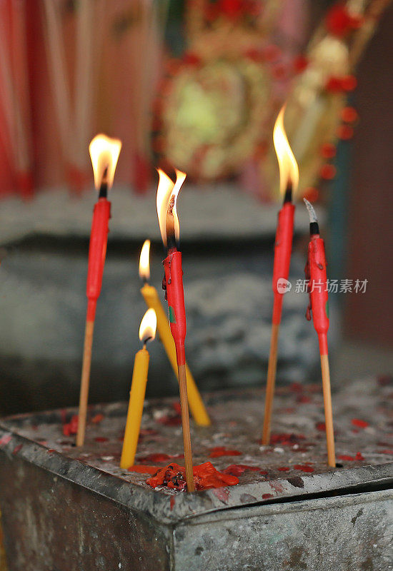 在中国新年为上帝燃烧的蜡烛。