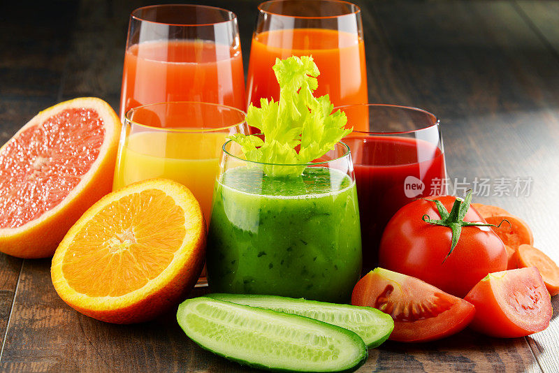 杯子里放着新鲜的有机蔬菜和果汁