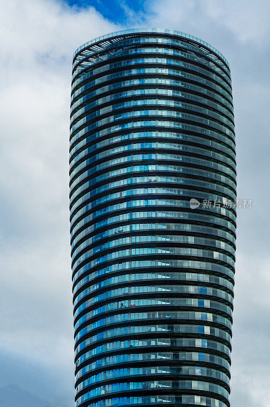 现代商业摩天大楼、高大的玻璃建筑、现代建筑、商业建筑