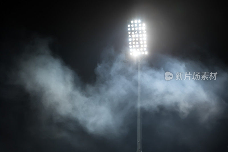 体育场灯光和烟雾
